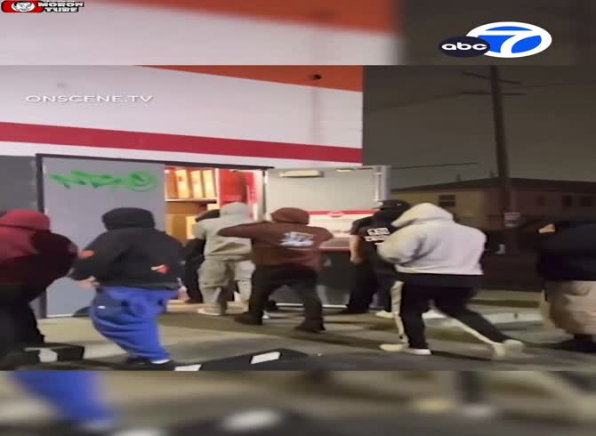 Video :A number of criminals steal from the Autozone store in Los Angeles
